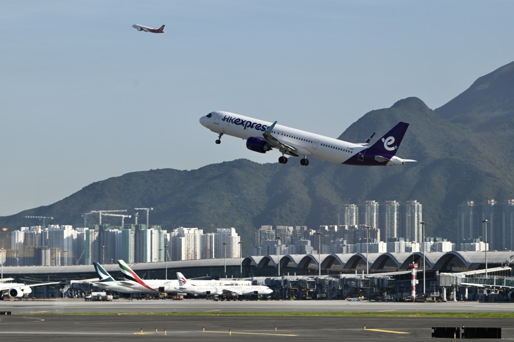 在香港機場三跑道系統全面運作後,預計到2035年旅客處理能力將達1.2億人次。 在香港機場三跑道系統全面運作後,預計到2035年旅客處理能力將達1.2億人次。
