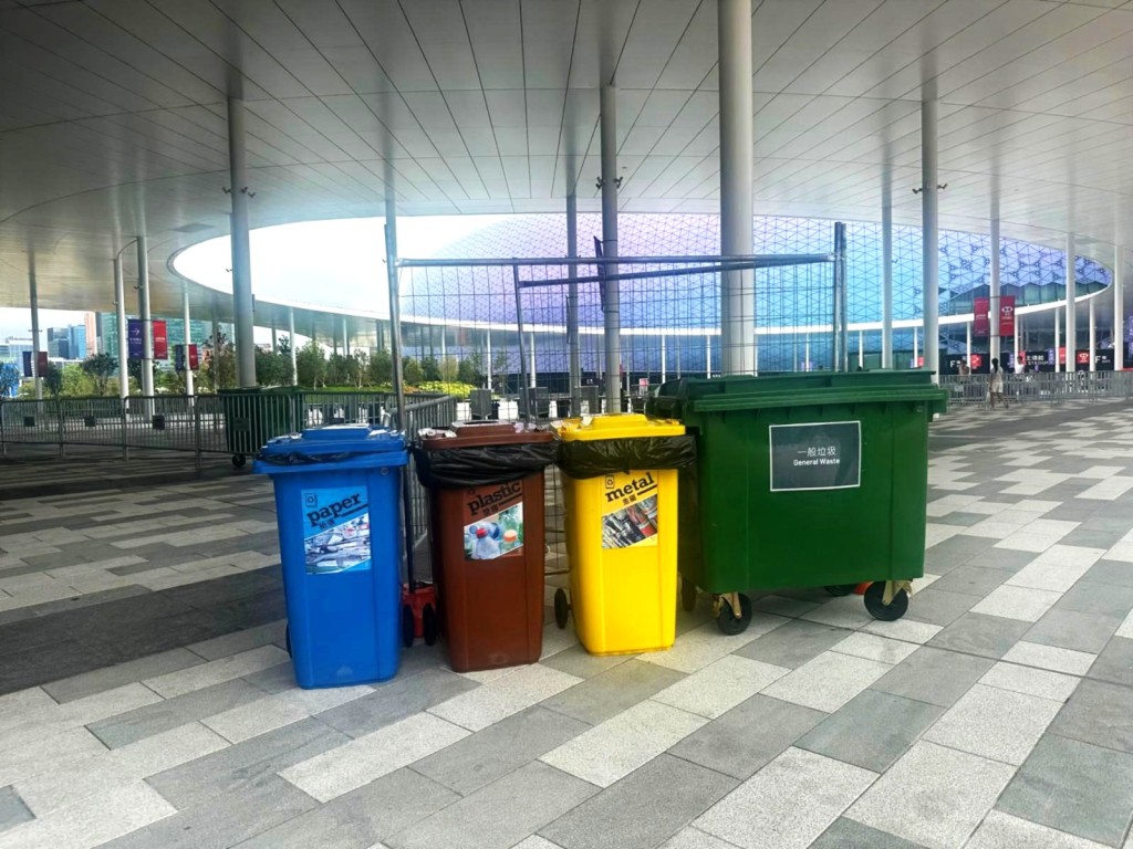 啟德體育園在場館內、外多處設置大型廢物分類回收箱，落實物盡其用及循環再用的原則。啟德供圖