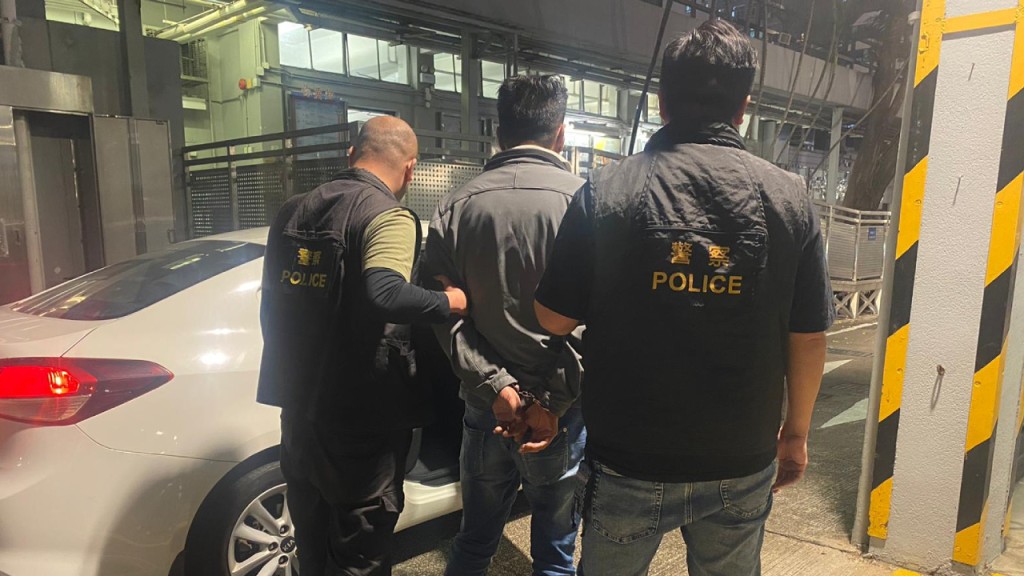 旺角中年漢盜用信用卡被捕 身藏17張卡均不同姓名。警方圖片