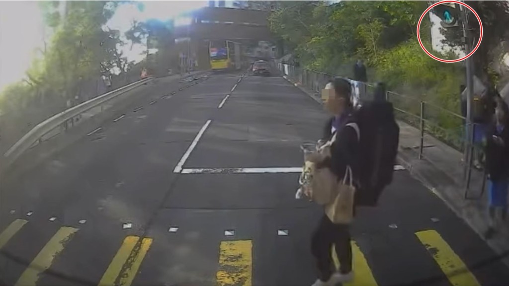 女學生在行人過路處過路。fb車cam L（香港群組）影片截圖