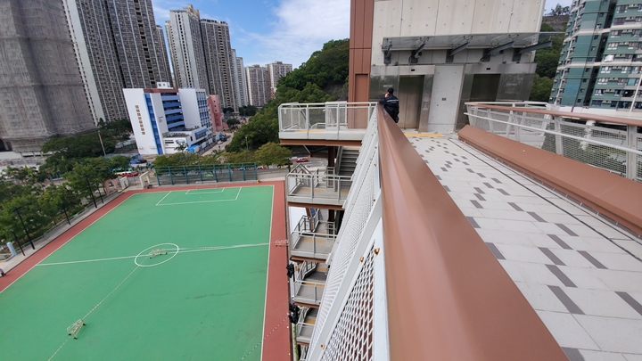 康寧道公園男子疑墮橋死亡,警方在場調查。蔡楚輝攝