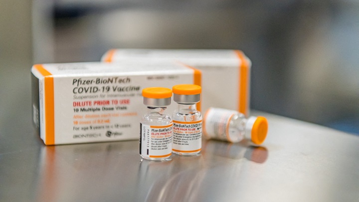 桃園市一名8歲女童日前接種復必泰疫苗後昏迷不治，當局正調查其死因。路透社資料圖片