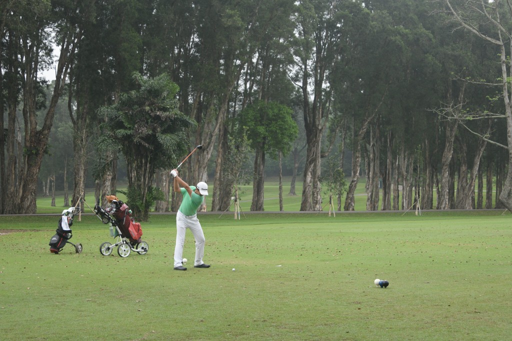 香港哥尔夫球会会长郭永亮总结举办LIV Golf 的经验。陈浩元摄