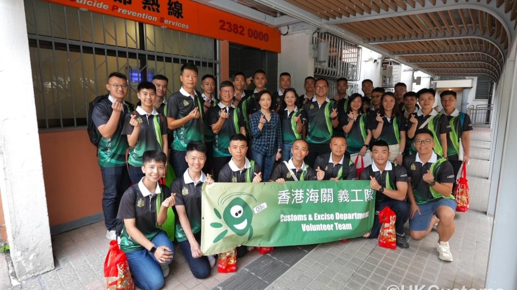 海關高層率員工端午節前探訪獨居長者,送應節禮品顯關懷。海關fb