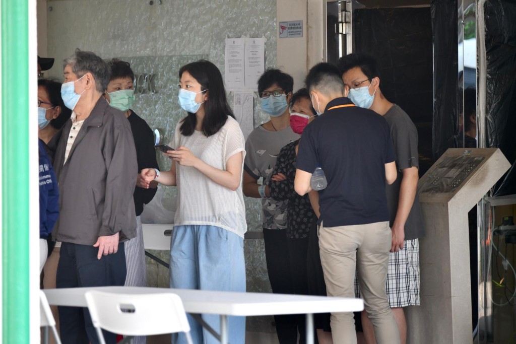 當局要求荃威花園R座所有居民撤離檢疫21日。