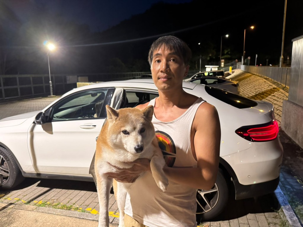 鄧先生強調,若發現愛犬有異常行為,例如長時間聞嗅地面,會即時拉扯狗繩作出提醒。 鄧先生強調,若發現愛犬有異常行為,例如長時間聞嗅地面,會即時拉扯狗繩作出提醒。