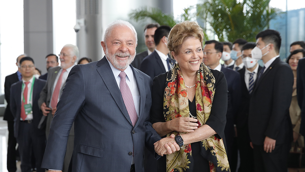 巴西總統盧拉在新開發銀行總部與新開發銀行新任行長、巴西前總統羅塞夫女士親切握手。新華社