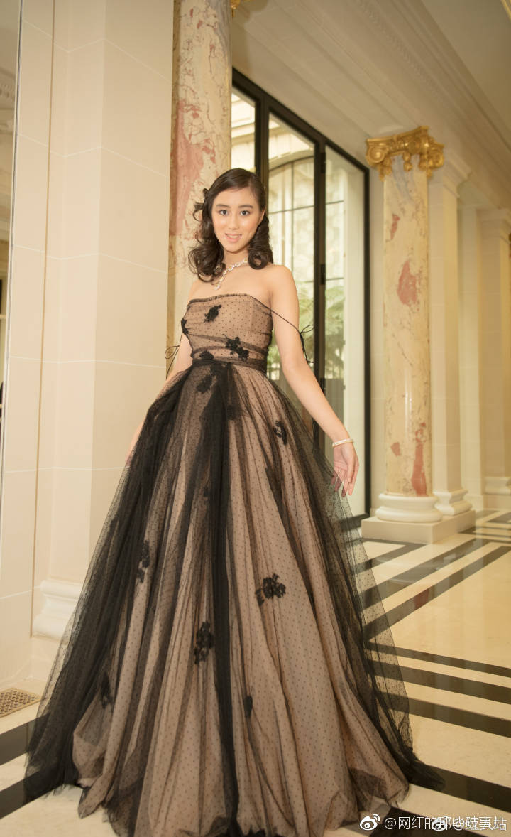 被賭王爸爸讚過是最索千金的超欣,已長得亭亭玉立。 被賭王爸爸讚過是最索千金的超欣,已長得亭亭玉立。