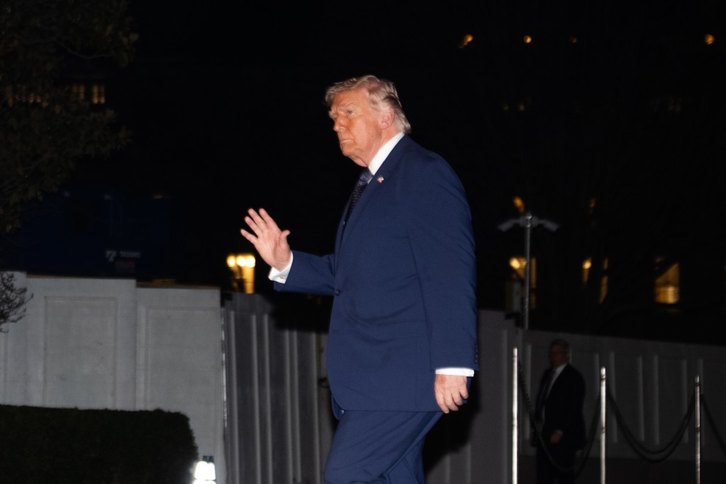 美国总统特朗普发出严厉警告，要求伊朗立即停止布雷，否则将面临“前所未有的军事后果”。美联社