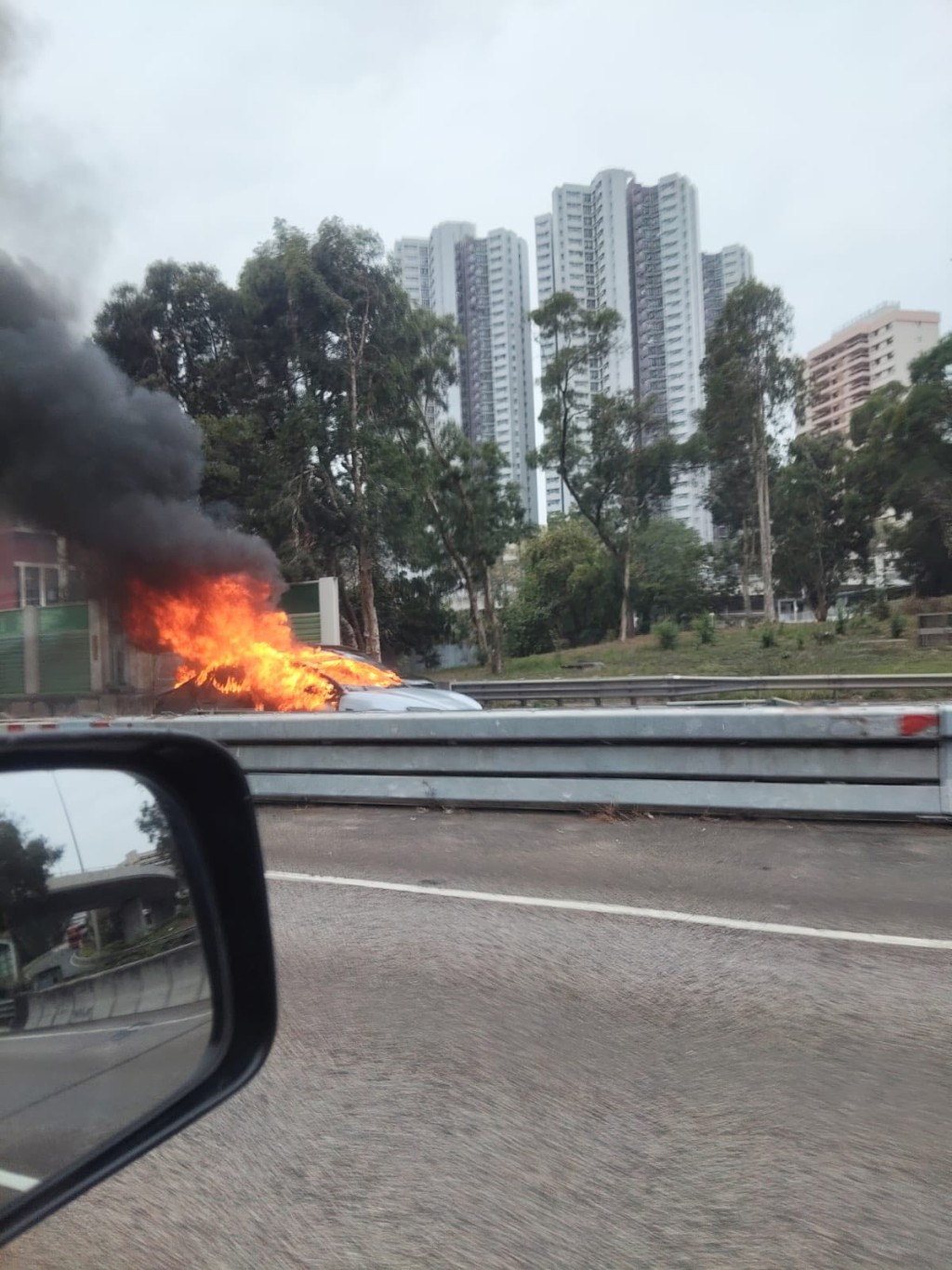 私家車火勢猛烈。fb 車cam L(香港群組) 私家車火勢猛烈。fb 車cam L(香港群組)