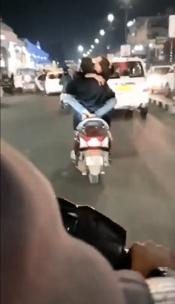 印度一对情侣竟边骑车边热吻。（截图自Twiiter）