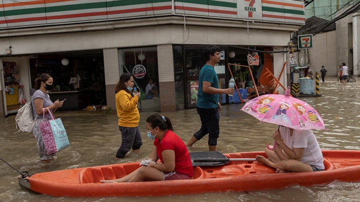 城鎮在嚴重積水下，有民眾以小艇代步。路透社圖片