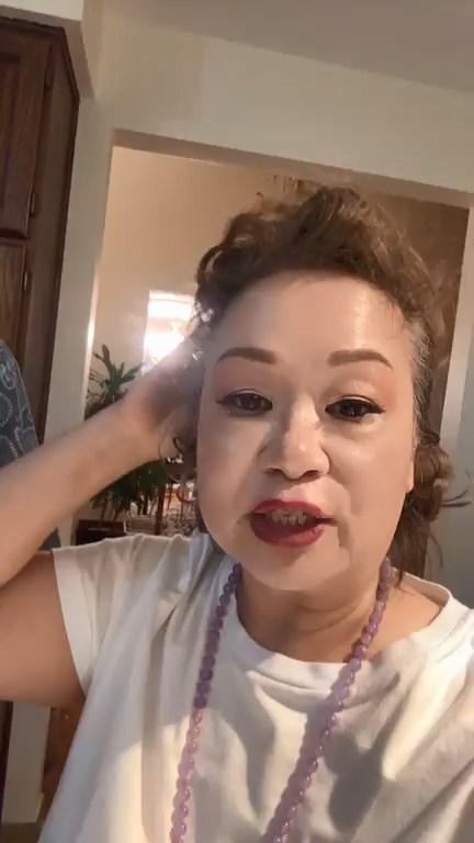 杜麗莎在影片中曝光了美國的豪宅內觀。