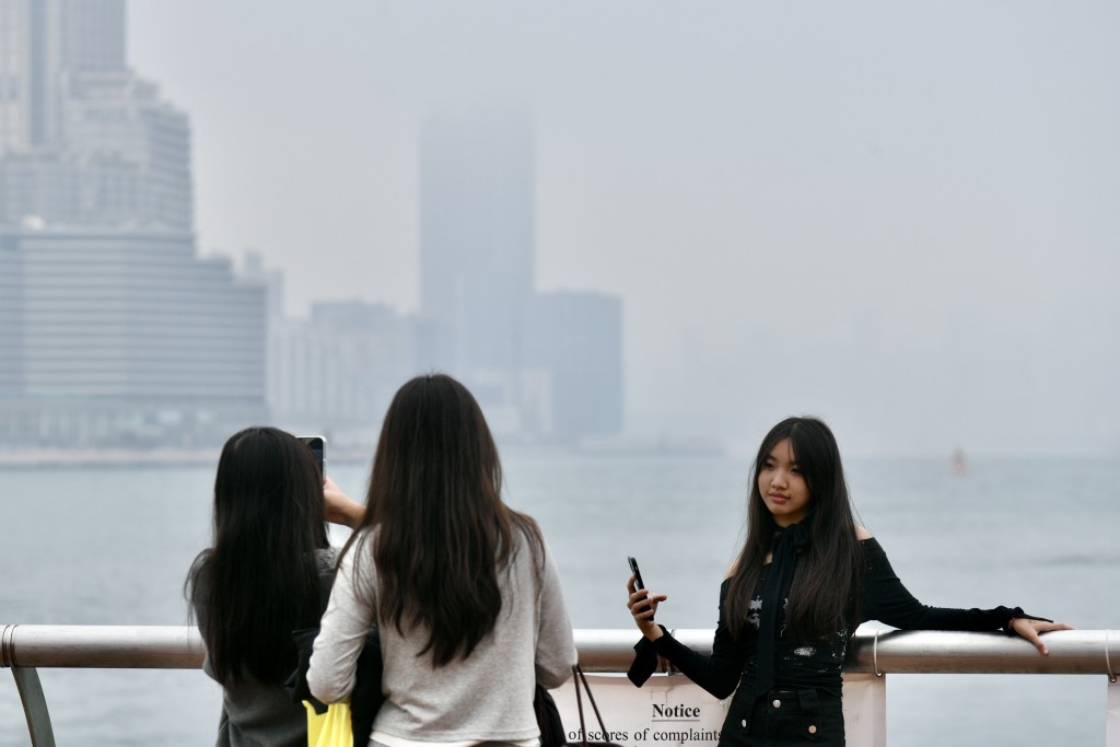 天文台料明日天气寒冷及有一两阵雨。资料图片