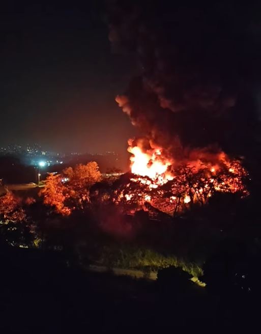 八鄉七星崗一個劏車場起火，火勢猛烈。fb「容文」影片截圖