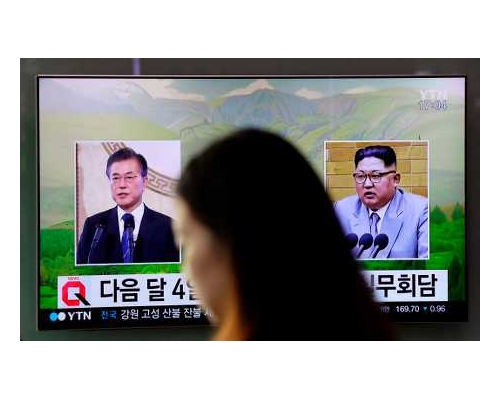 金正恩(右)傳同意就北韓核武計畫和飛彈試射問題恢復六方會談。AP