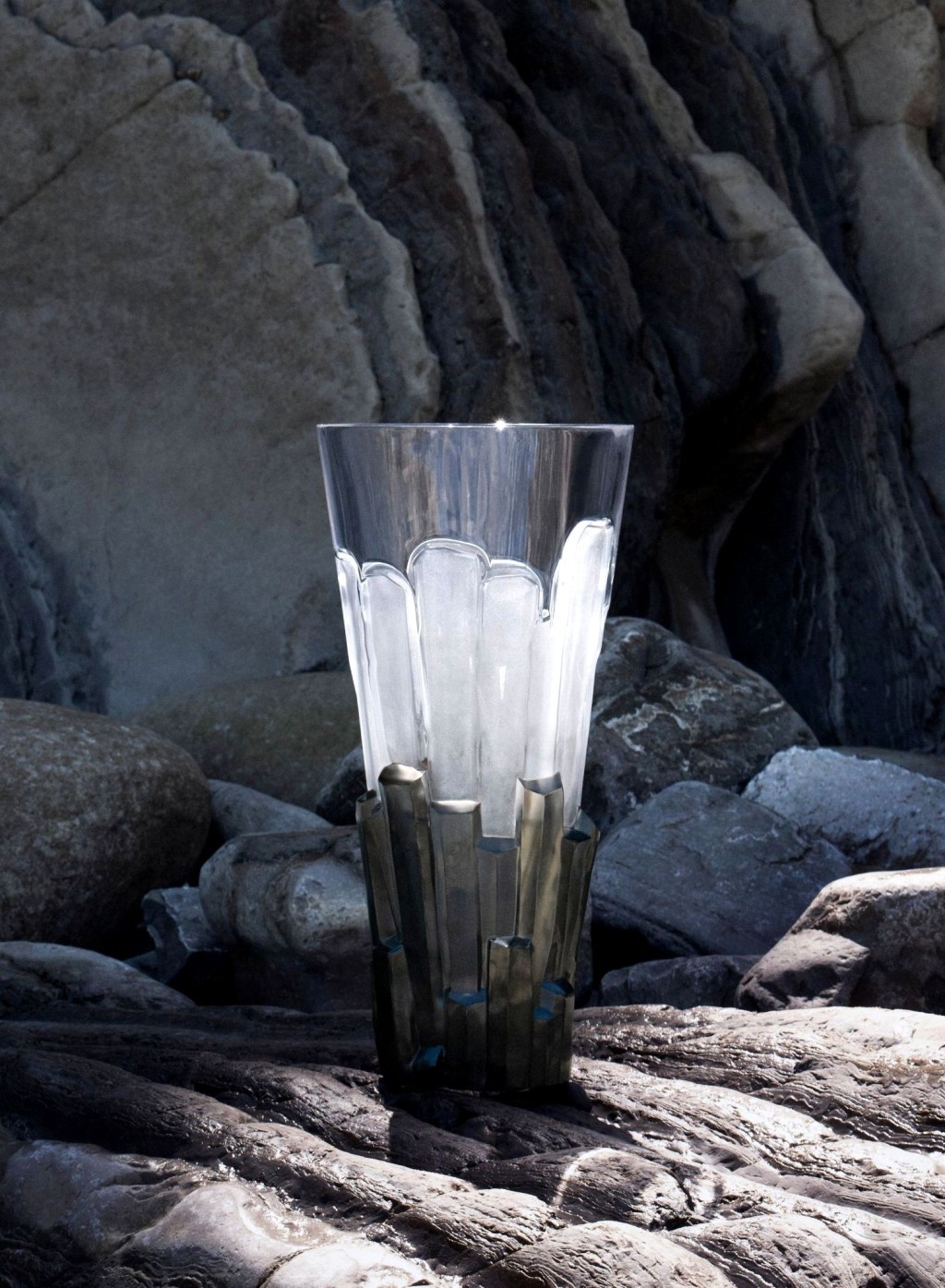 Lalique新登場的Terramineral系列第2章《BASALTE》（一柱擎天）花瓶，其設計是向大自然的山川地質與無限力量致敬。（限量45件/$181,000）