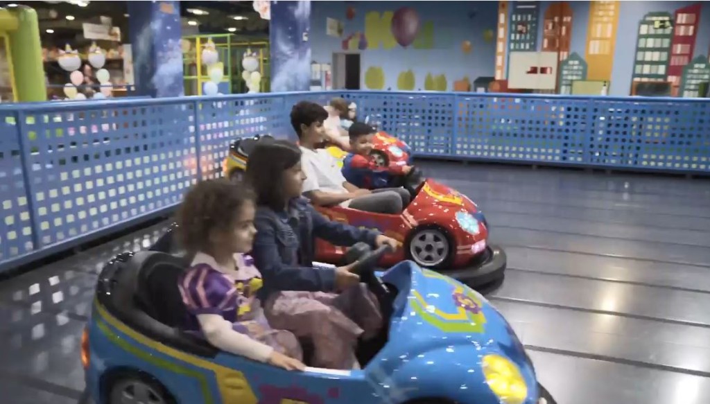 玩碰碰車。