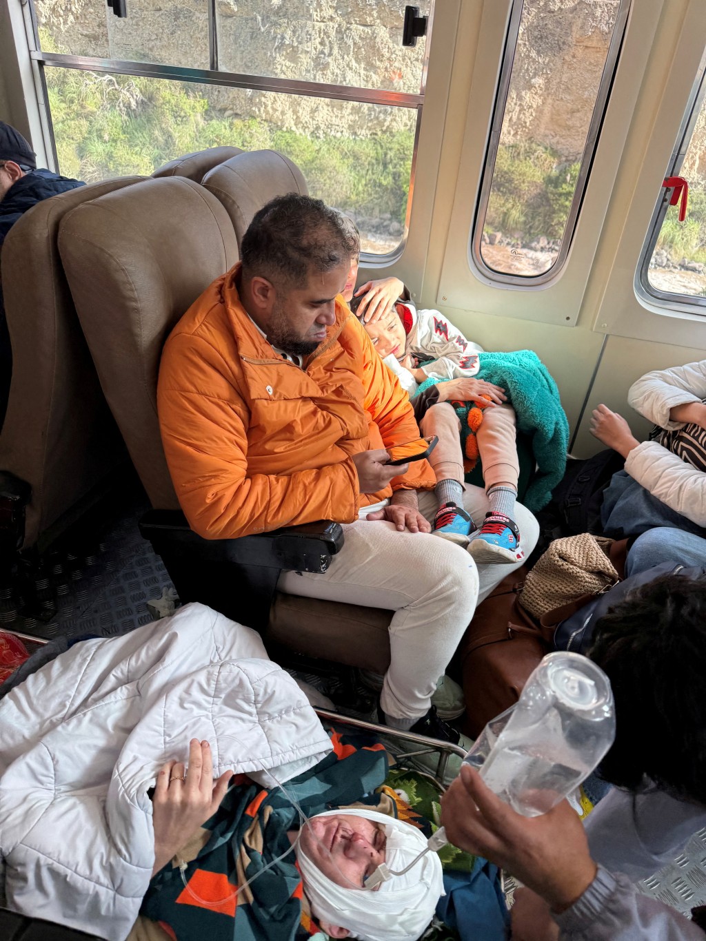 秘鲁有火车相撞司机身亡，逾30名乘客受伤包括4名中国游客。Ｘ