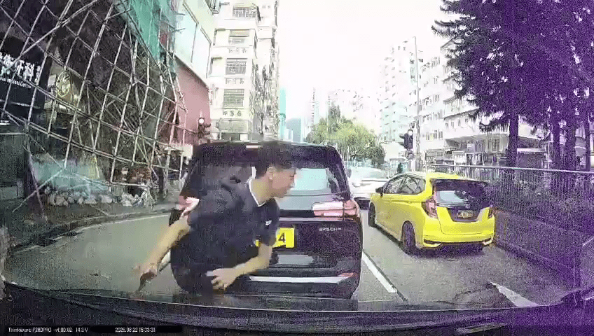 途人以手護頭,拔足狂奔逃命。網上片段 途人以手護頭,拔足狂奔逃命。網上片段