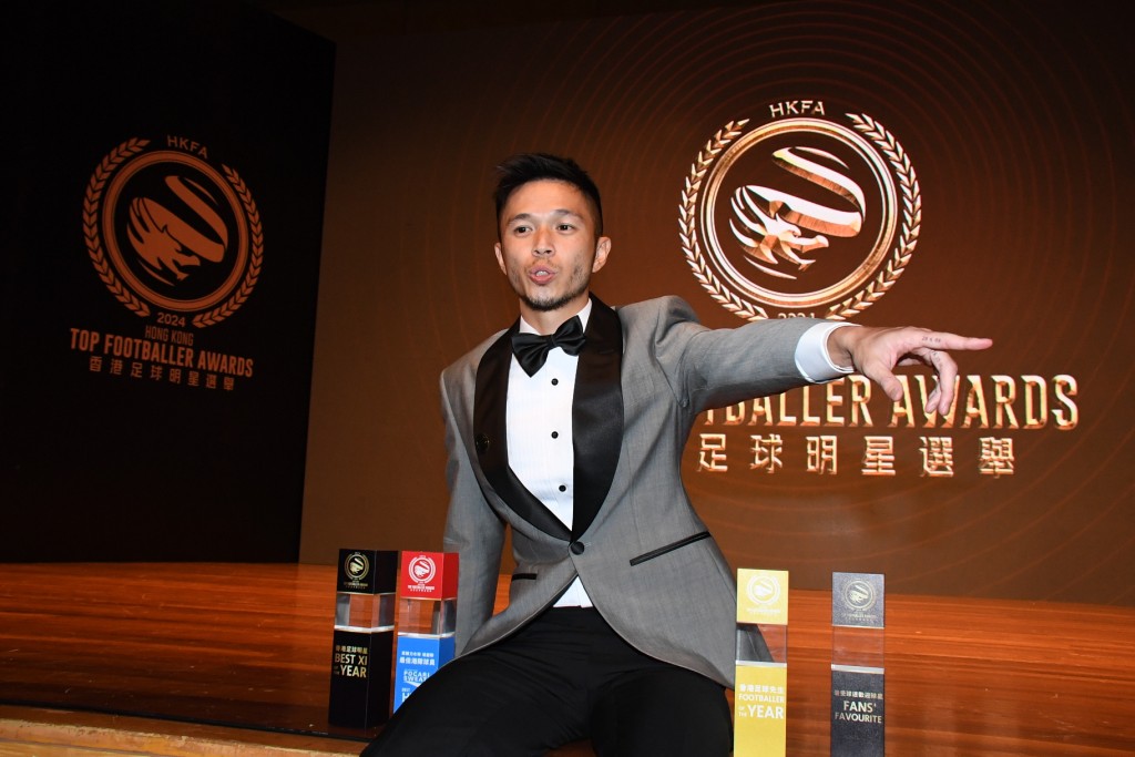 陳肇鈞連贏4獎，成為4料足球先生。 