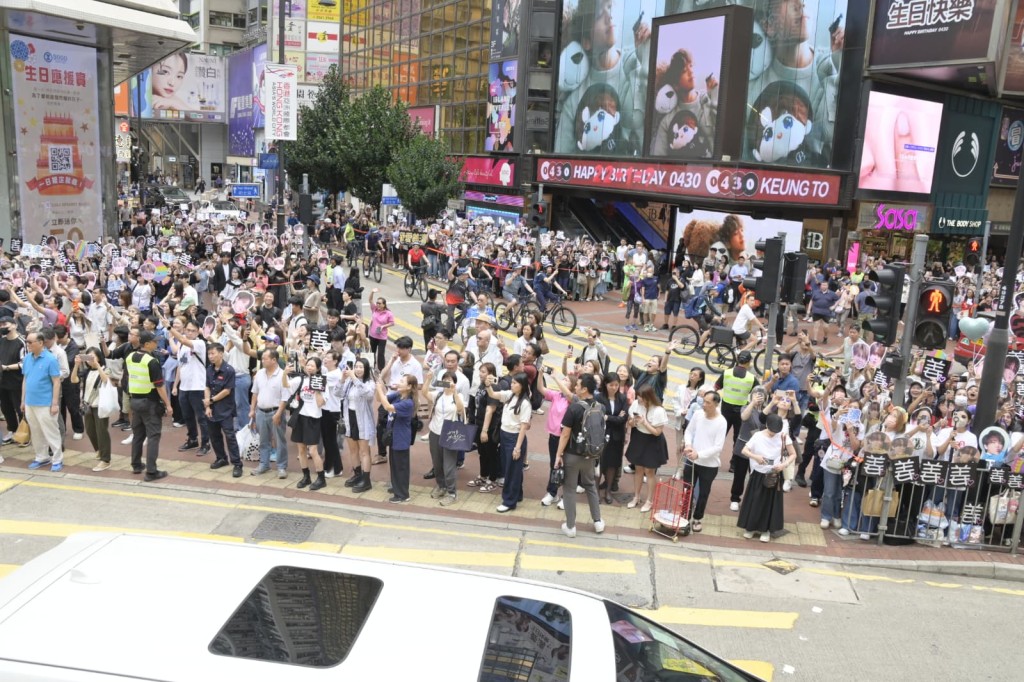 逾千粉絲站在馬路兩邊高聲歡呼。