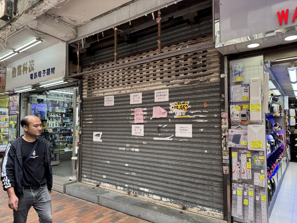 深水埗鸭寮街有十多间贴上招租广告的「吉铺」。陈俊豪摄