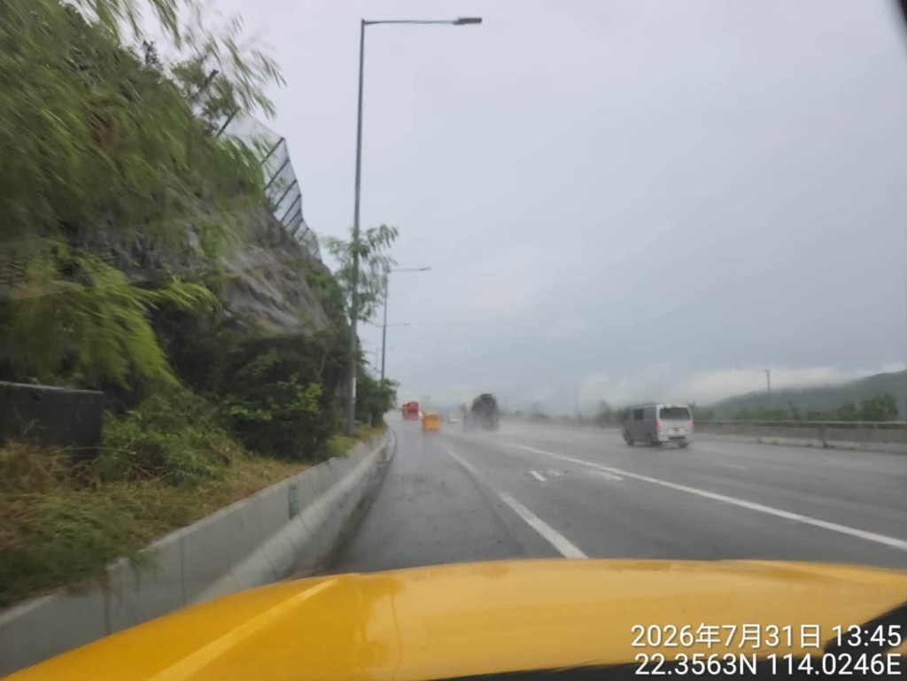 渠務署表示，所有水浸個案已經於1-2小時內完成處理，而受水浸影響的道路亦已回復正常運作。fb「下水水」圖片