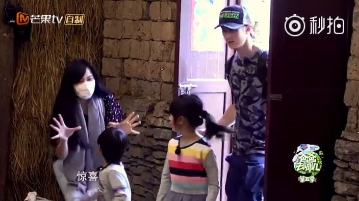 吴尊老婆戴口罩上《爸爸5》。