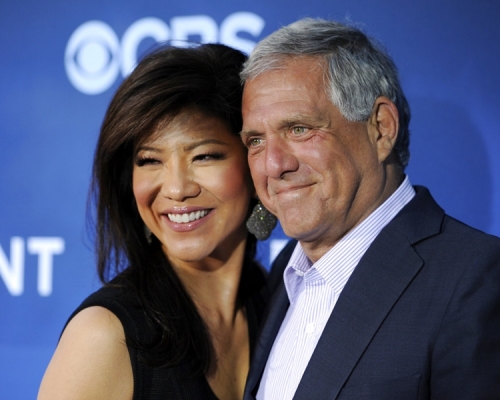 落台的CBS主席穆恩維斯及其妻Julie Chen。AP資料圖片
