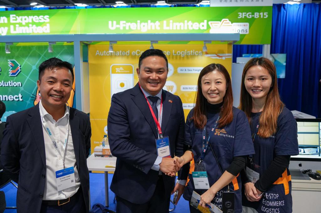 去年11月，葉翠玲與團隊參加「亞洲物流航運及空運會議2023」，與同行分享自動化電商倉庫運作的經驗。