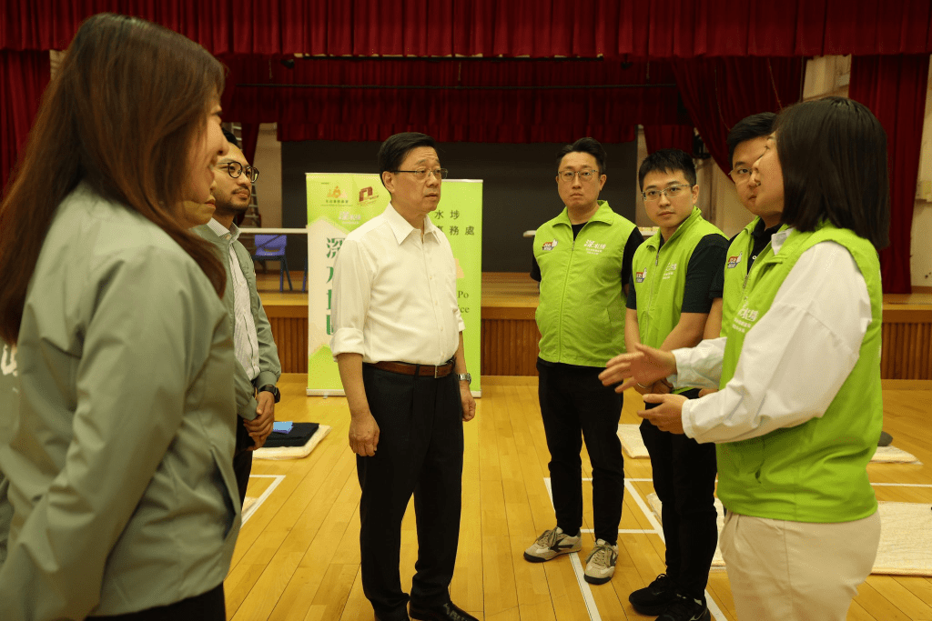 李家超視察南昌社區中心的臨時庇護中心。李家超FB圖片