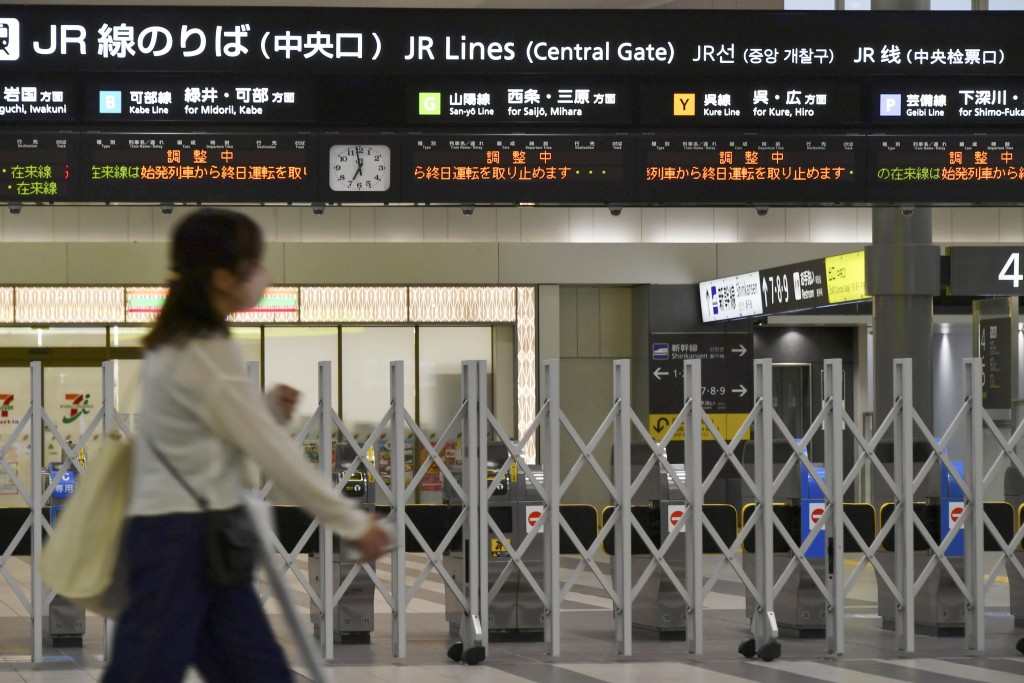 受「南瑪都」影響，九州新幹線、山陽新幹線和東海道新幹線停運，京都、大阪和神戶地區列車線路也大都停運。AP