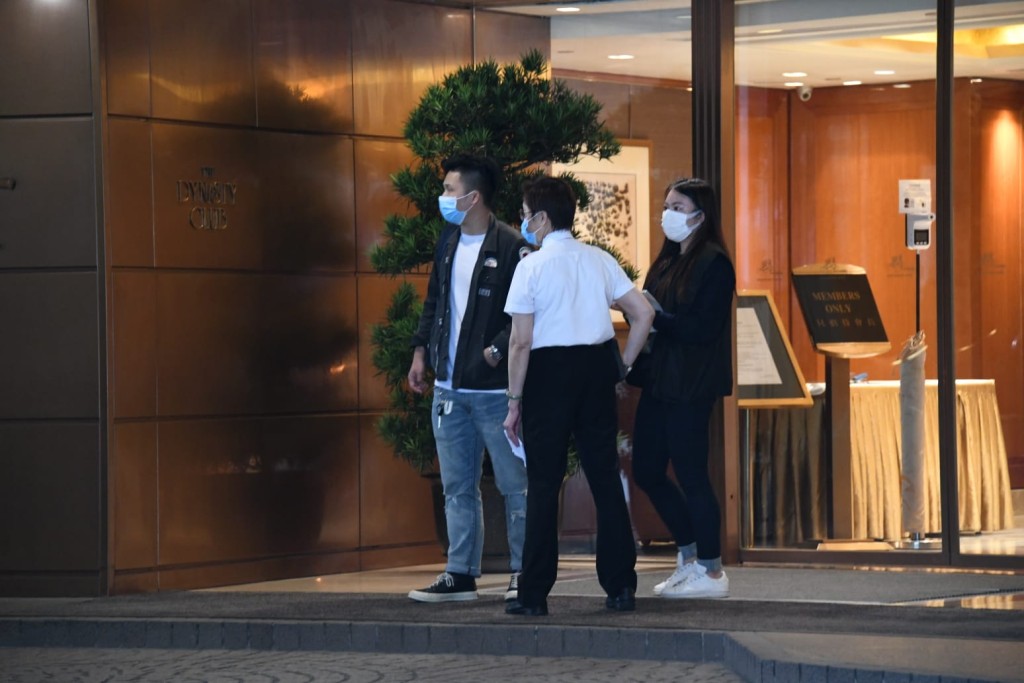 探員繼續在港灣道事發現場調查。