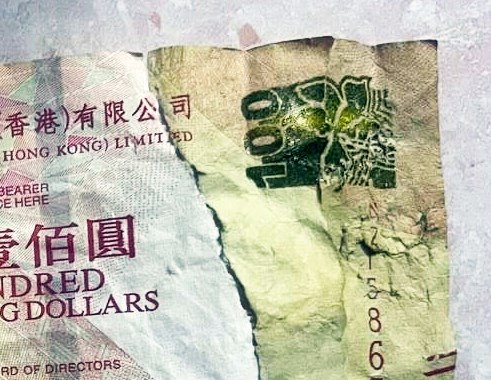 回應的網民笑指「嚿屎市值$100」，同時也 發現「少咗個0」，表明想「等下集，睇下換 唔換到」；不過有人卻認為「拿回去銀行，職 員也未必敢碰⋯⋯（手套！我要手套！）」。Threads截圖