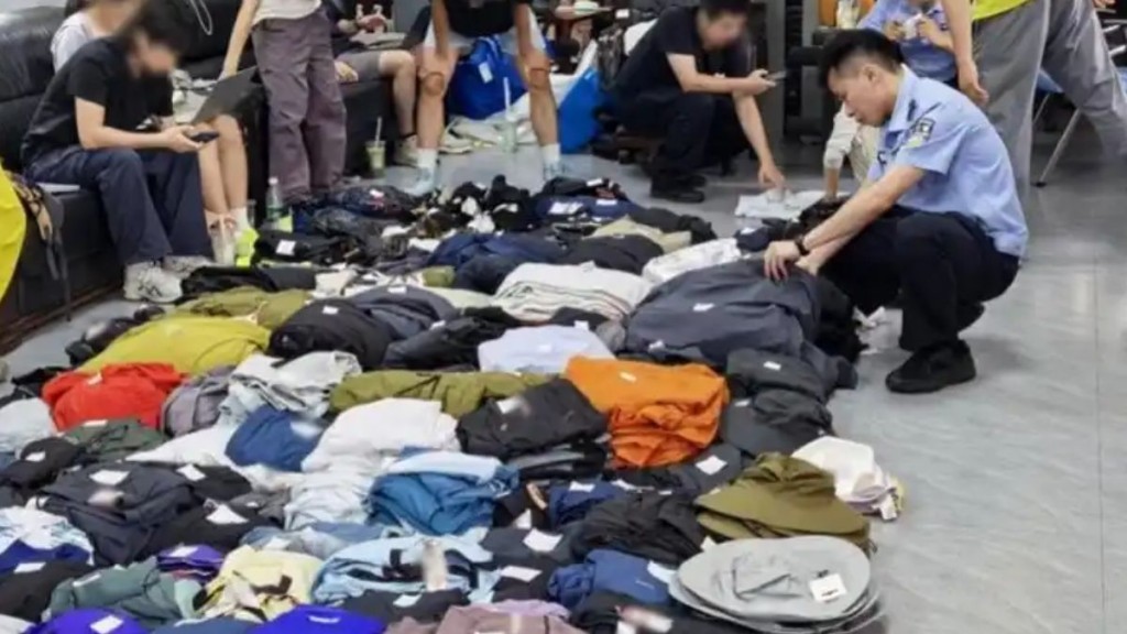 警方在疑犯住所搜出過千件同一品牌的衣飾。微博@南方日報