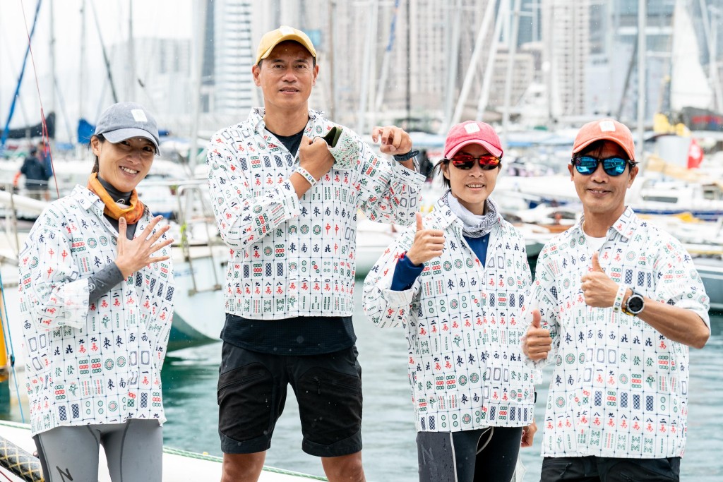 身穿麻雀服飾的香港船隊亦於維港與各路好手一較高下。公關提供圖片