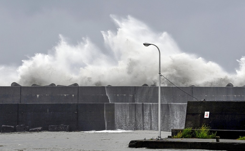 日本南部高知縣的一個港口巨浪襲擊防波堤。AP