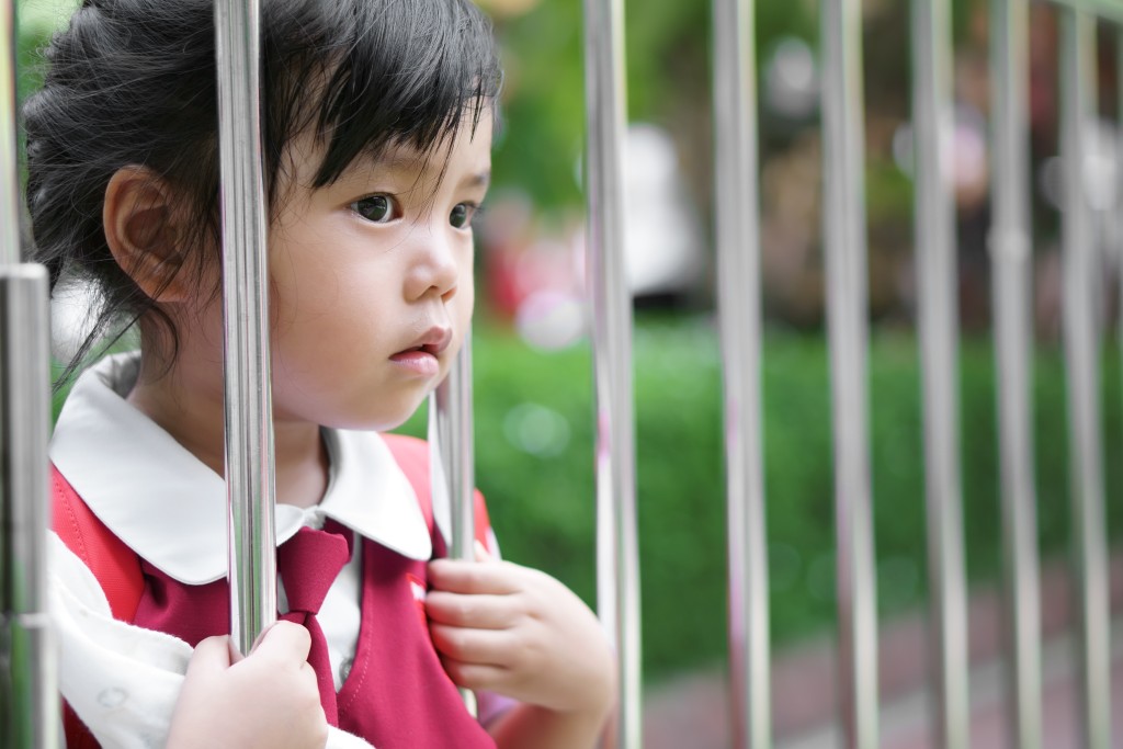 當孩子因參加活動而感到焦慮，害怕接觸新朋友，家長要有耐性，可讓孩子從旁觀察，待他準備好再加入。