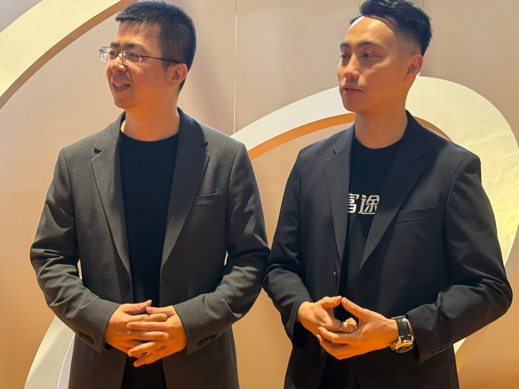 左起：富途AI增長中心負責人姚文清；富途證券首席市場總監余啟輝。