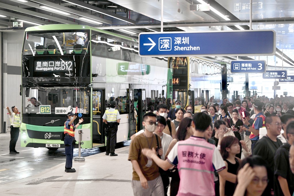 車道系統具備自動升降及自動調整功能,系統亦能自動識別大型車輛經過。 車道系統具備自動升降及自動調整功能,系統亦能自動識別大型車輛經過。