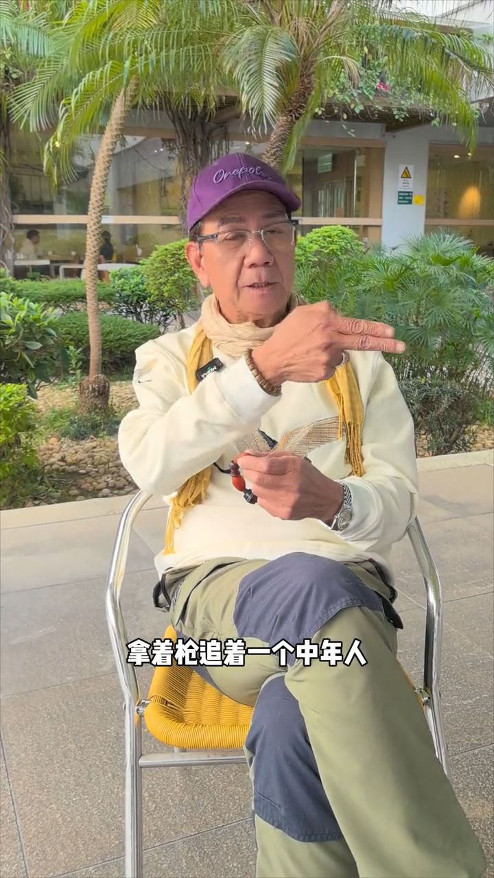 潘志文又稱當時傳來有人爭吵的聲音：「當時聽到鎗聲，跟着我看到一個高大的人拿着鎗追着一個中年人，後來跑到我的車外面，轉來轉去。」