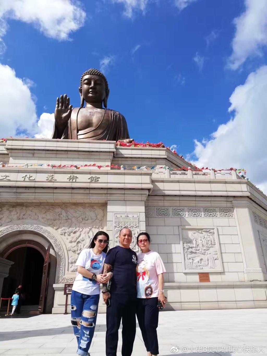 吳志雄一家人去旅行。