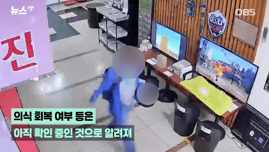 數秒後，左手持刀的疑兇步過店外，店員僅以一門之隔逃過一劫。