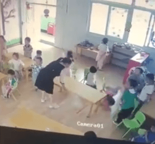 幼稚园老师拉枱，致女童跌倒在地。