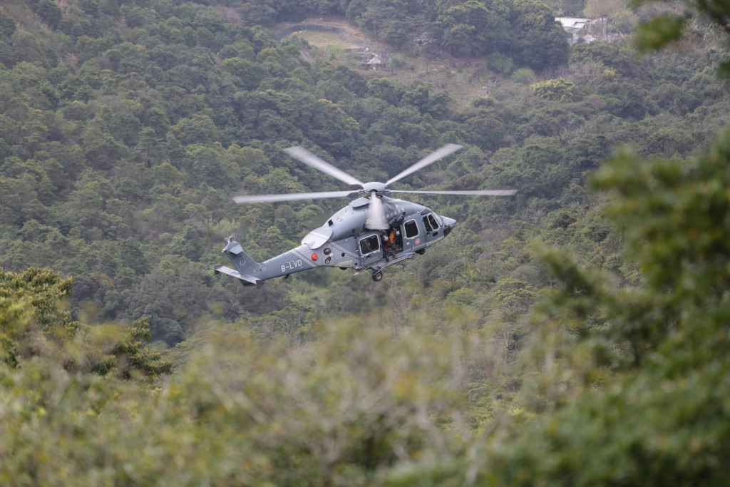 政府飛行服務隊直升機亦在半空盤旋協助搜索。劉漢權攝