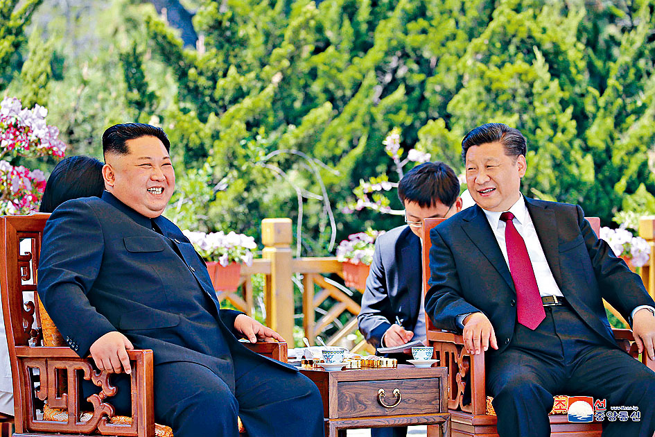 习近平周四将访北韩，与金正恩会面。图为去年五月，两人在大连见面。