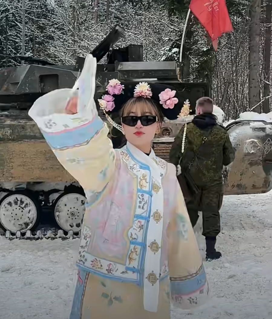 內地女格格服遊俄羅斯｜各人以一身傳統的清朝格格服飾打扮暢遊俄羅斯，進行最「陽剛味」的現代軍事體驗