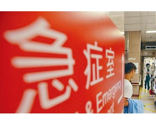男司机被送院治理。资料图片
