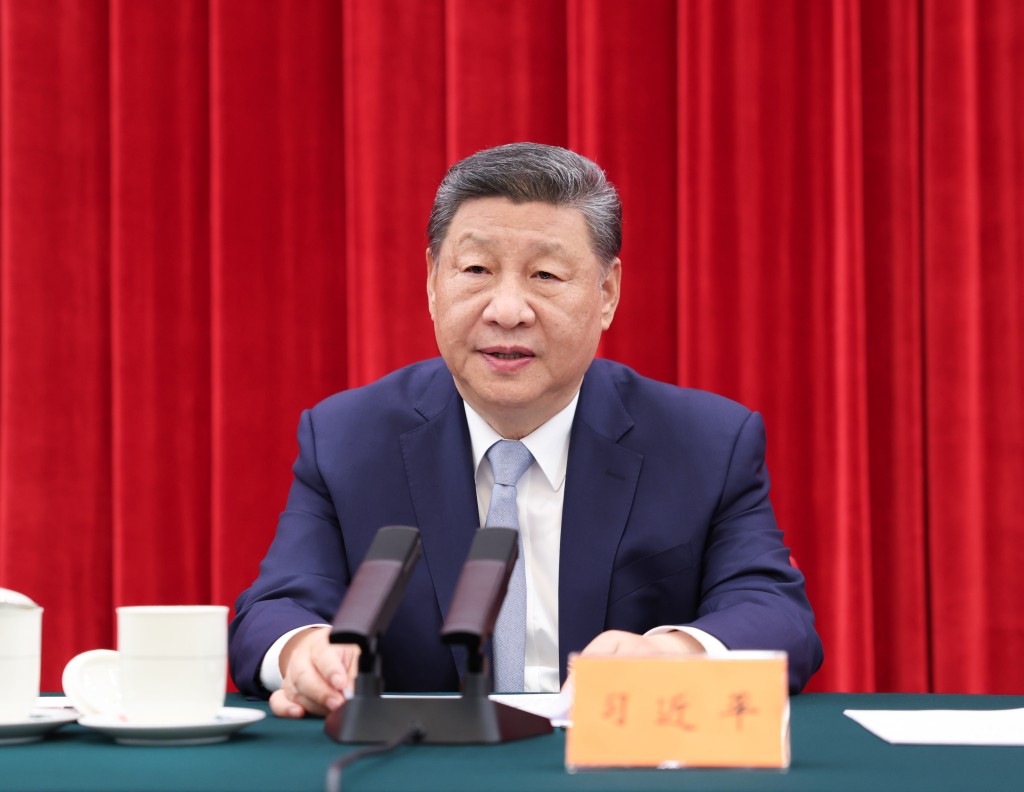 習近平主持會議發表講話。　新華社